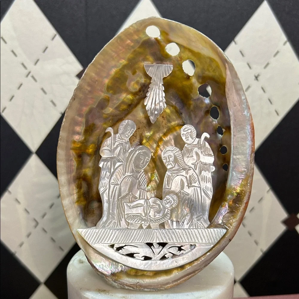 Mother-of-Pearl Nativity Scene Shell – Hand-Carved Sacred Elegance| Abalone - Picture 6 of 16
